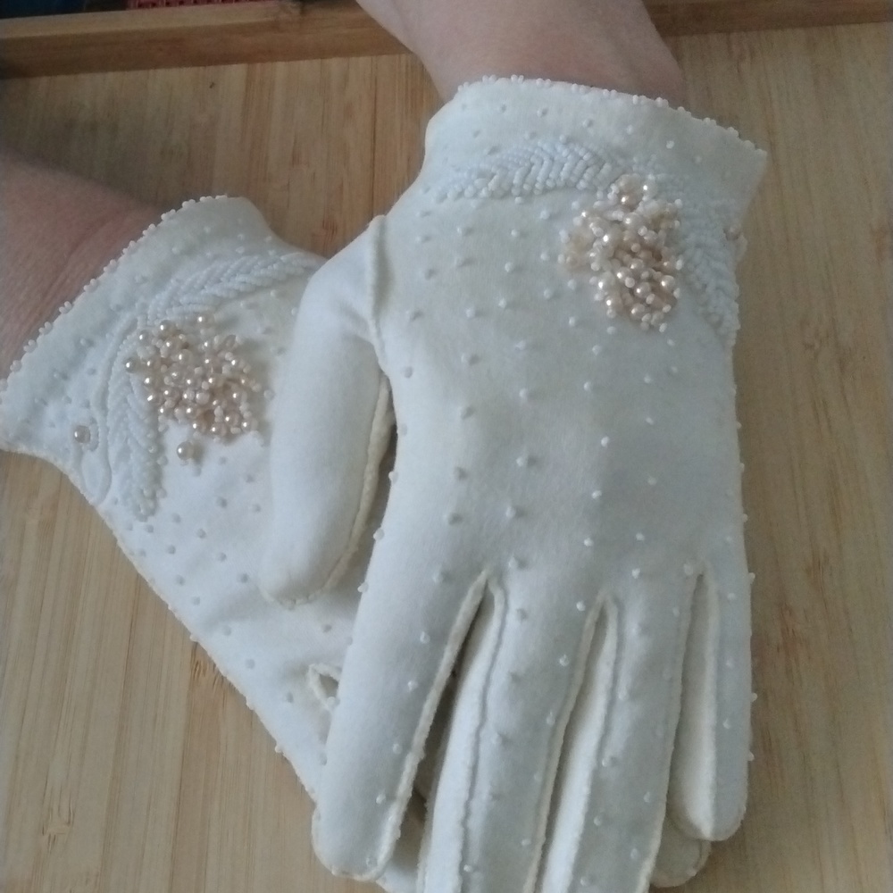Vintage 1970s Cotton Pearl Embellished Wrist Length Gloves